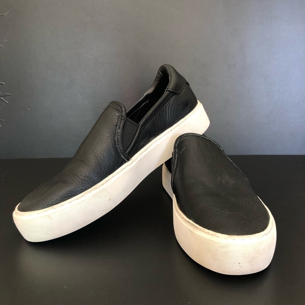 Ugg (Ugh) Jass Sneakers Women’s Size 8.5 Black Leather Slip‎ On Loafers